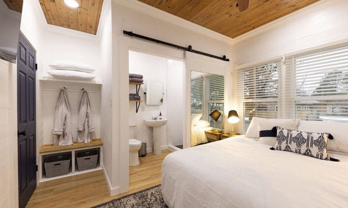 Hot Springs House | Hidden Hot Springs Gem-Centrally Located to Everything