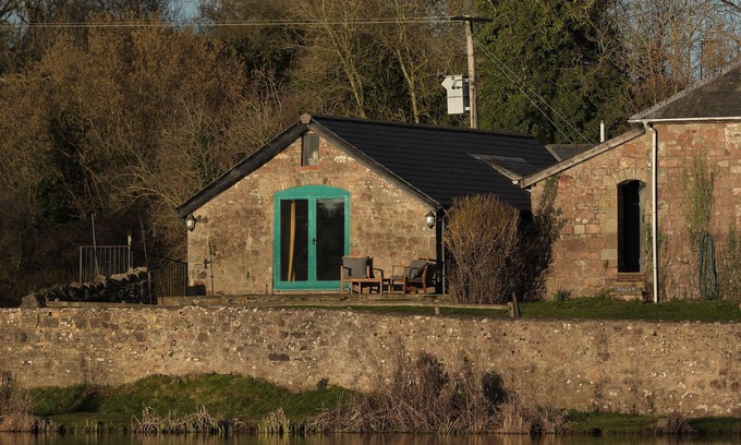 Lydney Cottage | Hidden lakeside gem in the Forest of Dean
