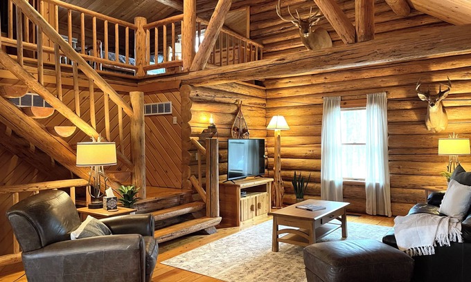 Goshen House | Hidden Log Cabin | Hot Tub | Ping Pong | Family |