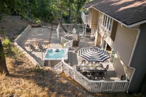 Atascadero House | Hidden Oaks Farmhouse by AvantStay Hot Tub Deck