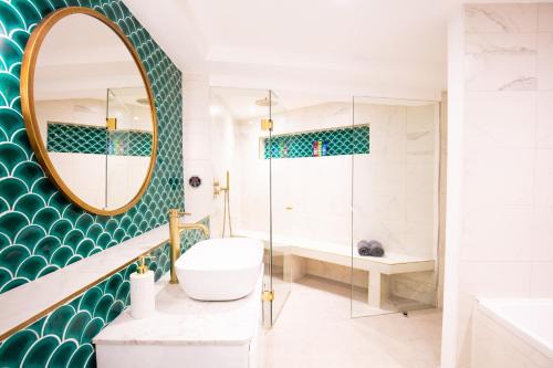 Coldharbour Apartment | Hidden Retreat with Steam room, KING bed near tube
