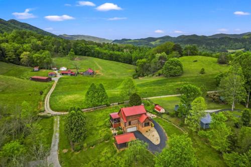 Walland House | Hidden Star Hideaway-Blackberry Farm-Smoky Mtn Nat Park-Hot Tub- Fire Pit- Fenced Yard- Pet Friendly