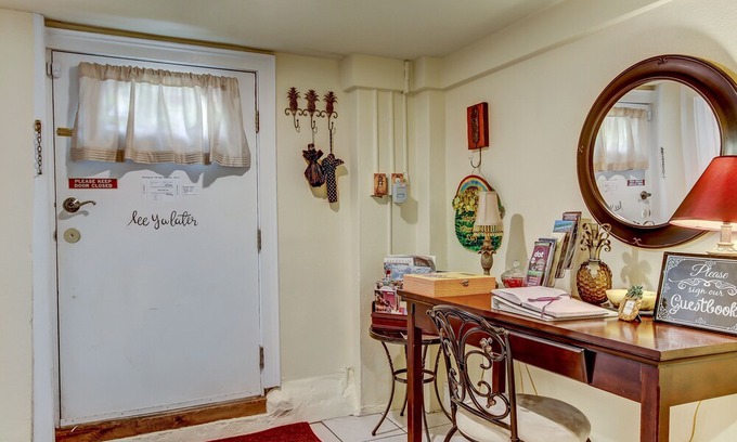 Savannah Victorian District Apartment | Hidden Treasure at Forsyth Park