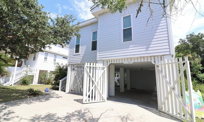 Tybee Island House | Hidden Treasure – Cozy Stay with a Fenced Courtyard Near Dining & Golf Cart Rentals