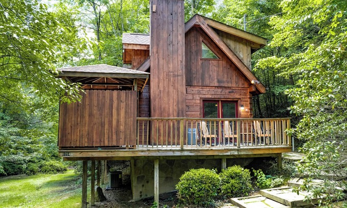 Gatlinburg Cabin | Hidden Treasure: Delightful Two Bedroom Cabin Located 5 Minutes From Downtown Gatlinburg
