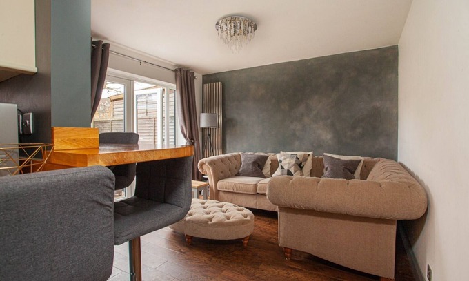 Bracknell House | Hide Away House with Hot Tub and Driveway