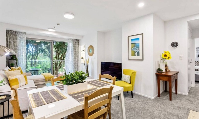 Takapuna Apartment | Hideaway Apartment with Pool & Free Parking