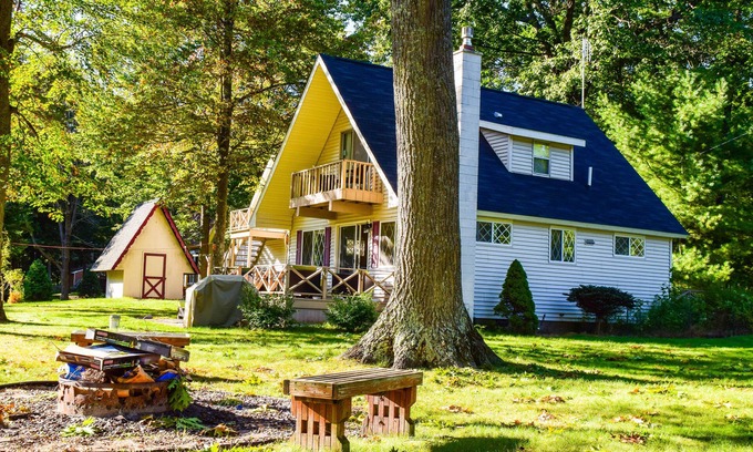 Cadillac House | Hideaway Chalet-Cozy, Comfortable, and Quite! On Canal with Large Outdoor space
