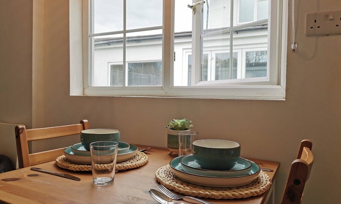 Havant Apartment | Hideaway Cozy Studio Space
