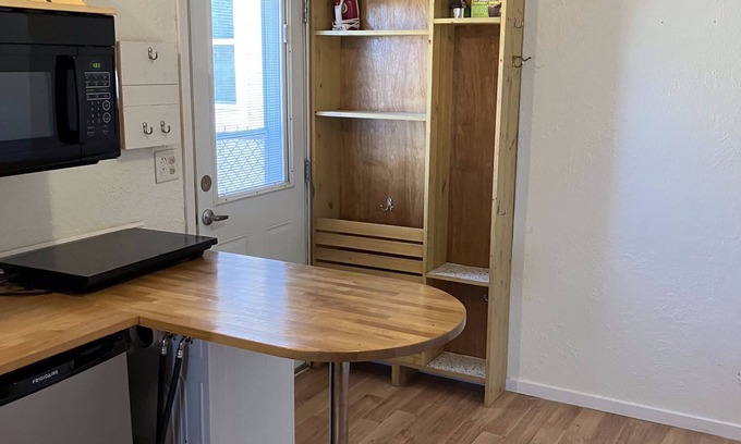 Lamar Apartment | Hideaway loft apartment on quiet street with great conveniences. n