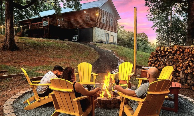 Dahlonega Cabin | Hideout Haven- SPA*Firepit*Game Room*Outdoor Cinema*Dog Friendly*Near Wineries!