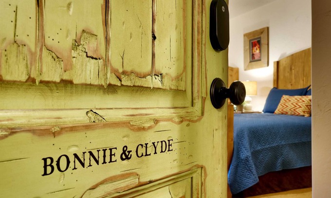 Moab South Valley Bed & Breakfast | Hideout @ the Rim - Bonnie & Clyde Suite
