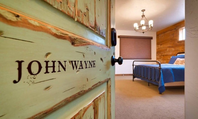 Moab South Valley Bed & Breakfast | Hideout @ the Rim - John Wayne Suite