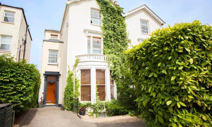 Bristol House | higgihaus 5 Bed Sleeps up to 14 Big Groups Best Location