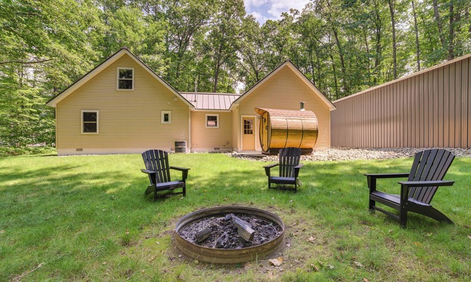 Higgins Lake Cabin | Higgins Lake Retreat w/Dock Access + Beach Nearby