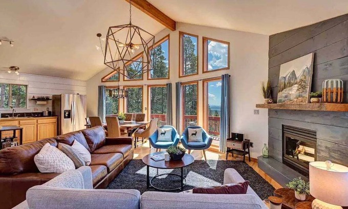 Valley of the Sun Cabin | High Alpine Lodge🍃Views of Pikes Peek🏔️Hot Tub♨️Garage🚙$0 Cleaning & Pet fee