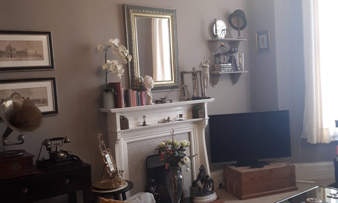 West Kensington Apartment | high ceiling, cosy apartment for a couple or single person