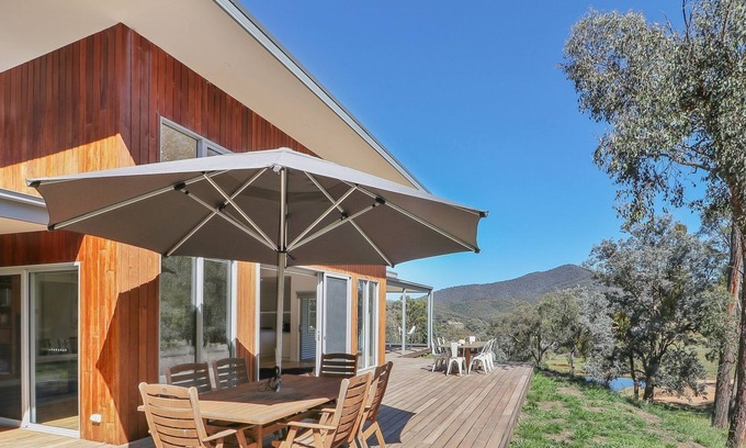 Mountain Bay House | High Country Lodge - Purpose built Accommodation for two families