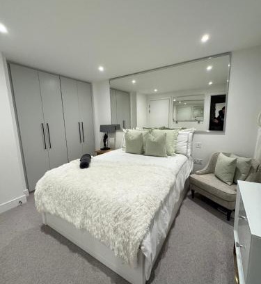 West Kensington Apartment | High Deluxe Standard flat for 6 people in the heart of London