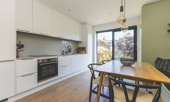 Mortlake Apartment | High-End 2BR/2BA with Private Outdoor Space