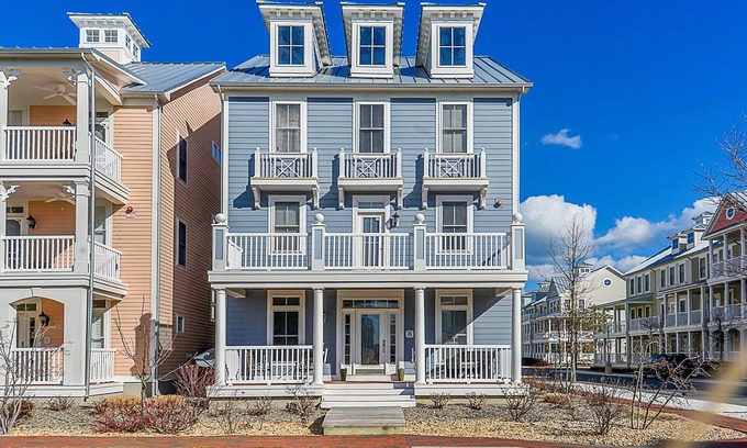 Sunset Island House | High-end bay-view townhome with large deck, resort pools, & beaches
