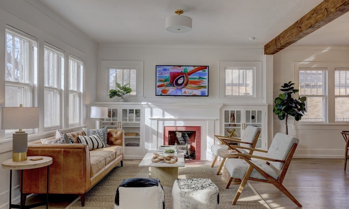 Norman House | High End Campus Cottage 5 Star - King Bed, 3 Bedrooms, 1.5 Bath, Newly Remodeled