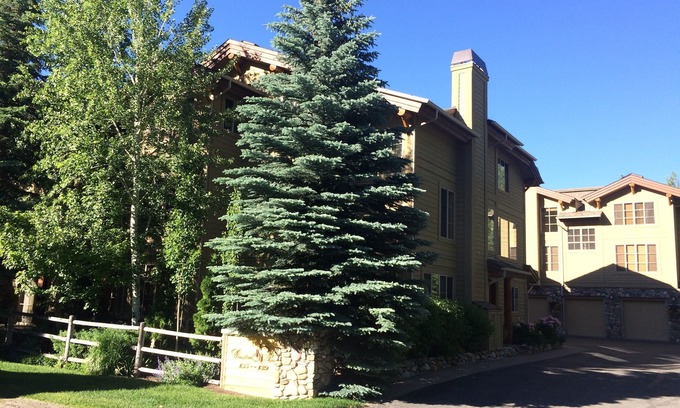 Ketchum Condo | High-end Condo In the Heart Of Sun Valley - Walk To Skiing , Town, Biking + Golf
