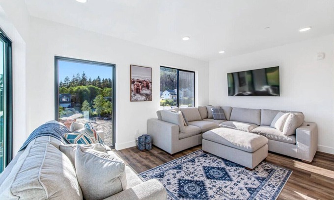 Juneau Apartment | High-end, convenient, new build!