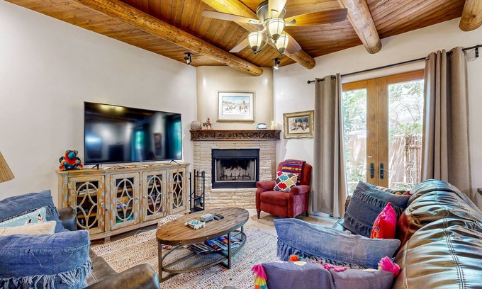 Northeast Santa Fe House | High-end gem with courtyard & patio - walk to plaza & near Santa Fe Ski Basin