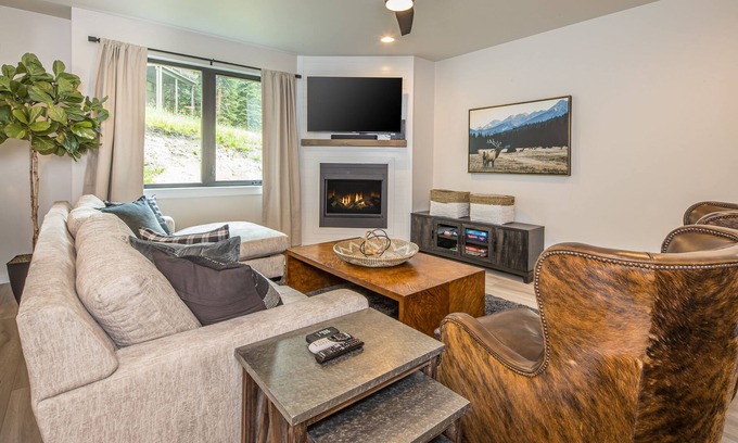 Big Sky House | High-end home w/great views & fireplace - Modern Hidden Village Haven