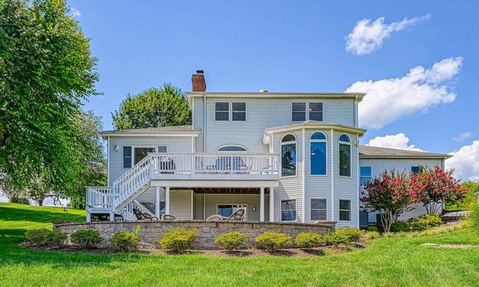 Twin Oaks House | High-end lakefront home with dock, volleyball, Ping-Pong, 2 firepits & kayaks