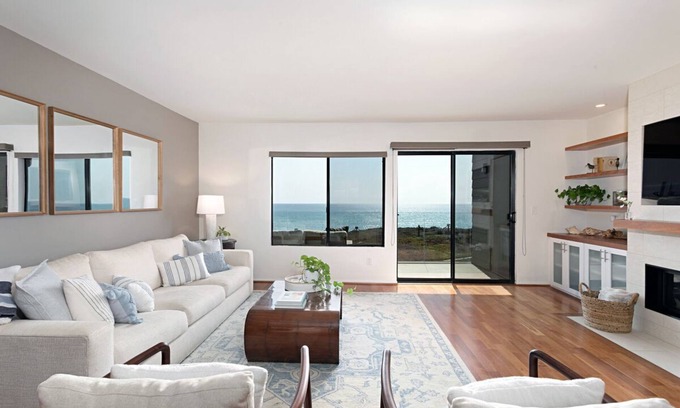 Solana Beach Condo | High End Oceanfront Home, a 2 min walk to Beach, Shops, Dining & More in Solana