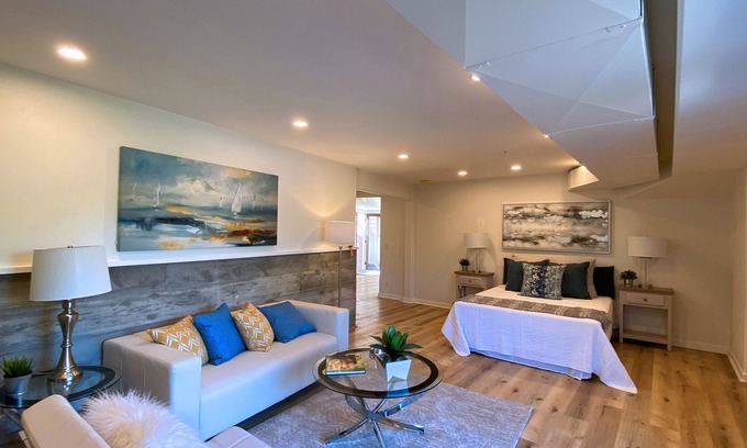 South Arroyo House | High End One Bedroom Suite with Beautiful views and Jacuzzi Hot Tub