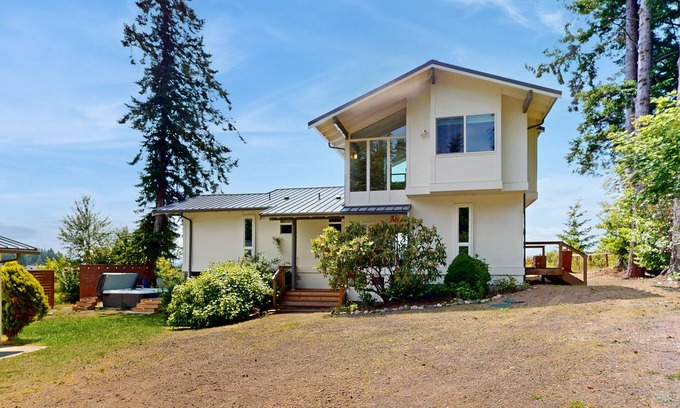 Hansville House | High-end waterfront getaway with amazing views, private beach & large deck