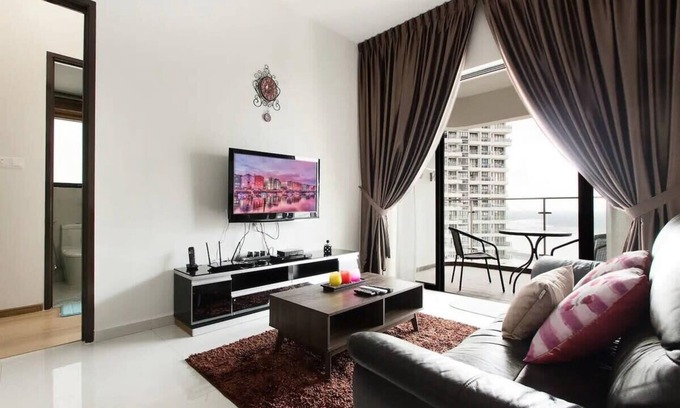 Central District Apartment | High-Floor 2BR Suite, Water Views, Free Parking