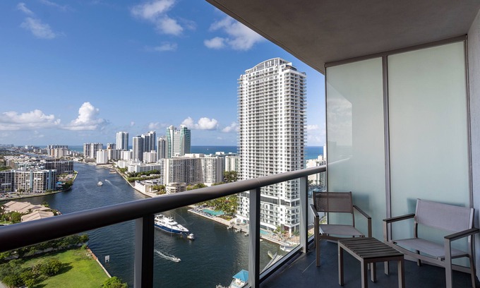 Hallandale Beach Apartment | High floor ocean view 2 bedroom apartment - 5 min to the beach!