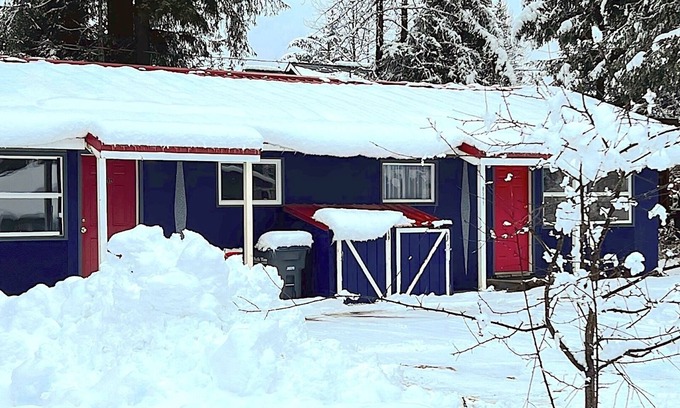 Mendenhall Valley House | High Grade - Affordable, Near Mendenhall Glacier, Trails, and Conveniences -DISCOUNT ON TOURS!