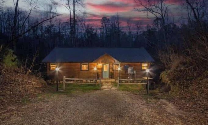 Gatlinburg - Pigeon Forge Cabin | High Johnny's Hideout- Secluded w Private Hot Tub