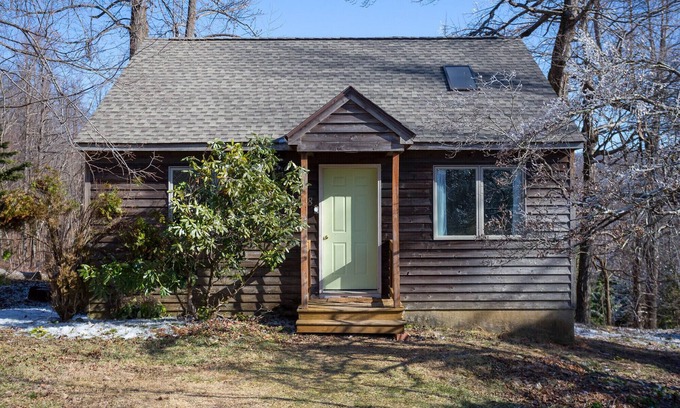 Montebello Cabin | High Meadows-King BR, fireplace, jacuzzi, kitchen
