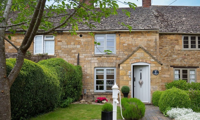 Ebrington Cottage | High Pump Cottage - sleeps 4 guests in 2 bedrooms