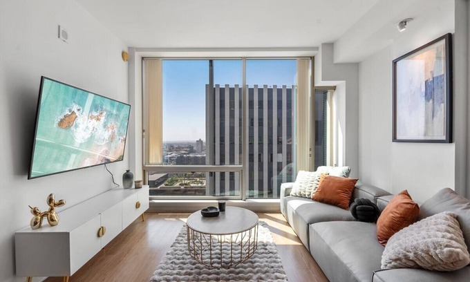 Carthay Circle Apartment | High-Rise 1bdr apartment in Korea Town with pool, gym and parking