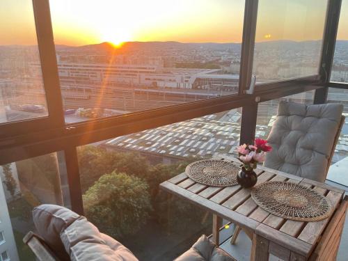 Favoriten Apartment | High-rise apartment with sunset
