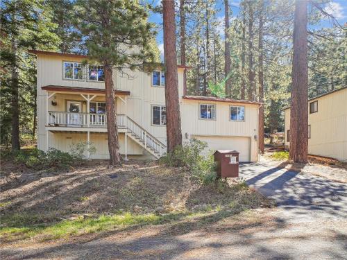 Country Club Estates House | High Sierra Escape - Cozy, Spacious Mountain Home