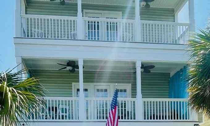 Surfside Beach House | High Tide 5 Bedroom Ocean View House, Heated Pool, Hot Tub, Darts, King beds