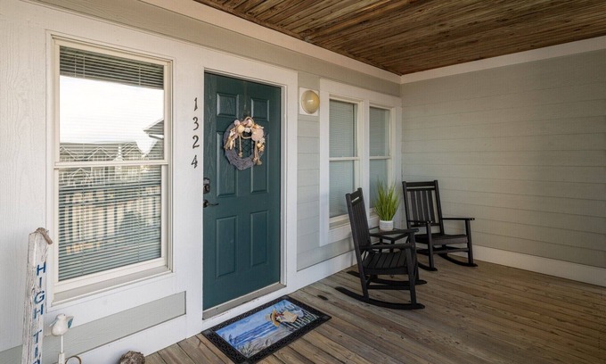 Manteo Condo | "High Tide" Sound Front Villa with Boat Slip