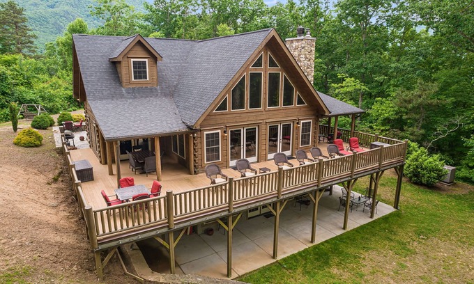Black Mountain Cabin | High Top Lodge | Luxe Views, Hot Tub + Biltmore Pass | 22min to Asheville