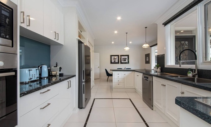 Mount Eliza House | High Vista in Mount Eliza with Pool