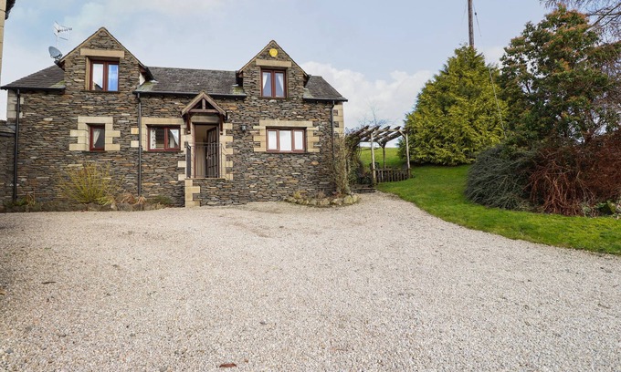 Crosthwaite House | HIGHBECK COTTAGE, pet friendly, with a garden in Crosthwaite