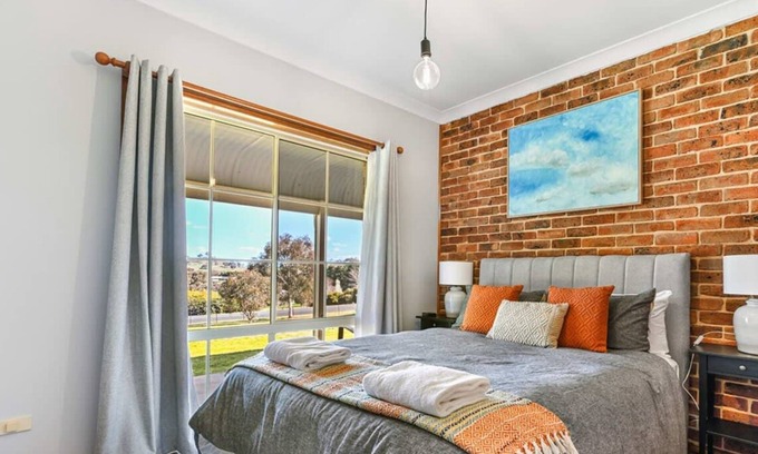 Robin Hill House | Highfields - Rural Entertainer with Valley Views