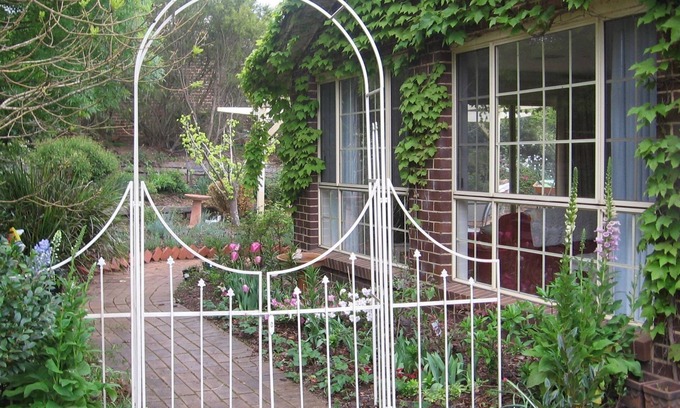Moss Vale Bed & Breakfast | Highland Garden Hideaway
